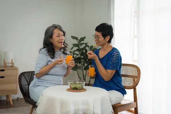 Δύο Ηλικιωμένες Ασιάτισσες Απολαμβάνουν Τρώνε Υγιεινά Φαγητά Στο Σπίτι — Φωτογραφία Αρχείου