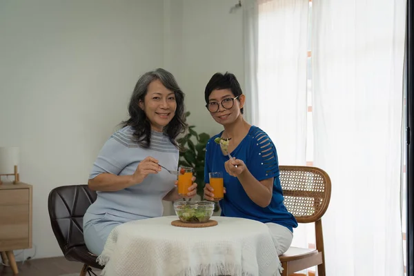 Δύο Ηλικιωμένες Ασιάτισσες Απολαμβάνουν Τρώνε Υγιεινά Φαγητά Στο Σπίτι — Φωτογραφία Αρχείου
