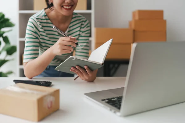 Geschäftsfrau Mit Laptop Und Paketkasten Ein Symbol Für Den Erfolg — Stockfoto