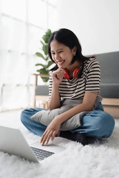 Молода Азіатка Розслаблено Посміхається Вродливій Жінці Яка Відпочиває Ноутбуком Удома — стокове фото