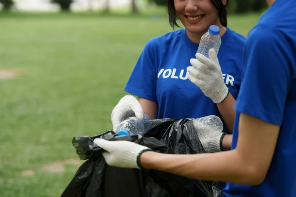 Jóvenes Voluntarios Asiáticos Con Bolsas Basura Limpiando Área Del Parque — Foto de Stock
