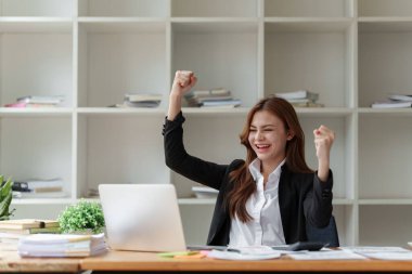 Dizüstü bilgisayarlı Güvenilir İş Kadını: Kurumsal Çevrede Başarı ve Mutluluğa Giden Yol