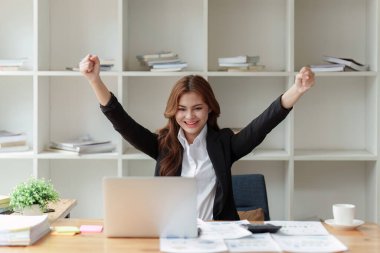 Dizüstü bilgisayarlı Güvenilir İş Kadını: Kurumsal Çevrede Başarı ve Mutluluğa Giden Yol