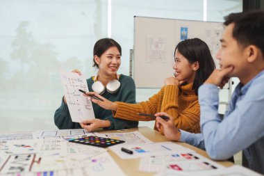 ux geliştirici ve ui tasarımcılarının beyin fırtınası kablo tasarımı. Yaratıcı dijital geliştirme ajansı.