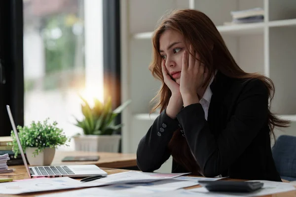Overwhelmed Exhausted Balancing Career Finance Demanding Corporate Environment — Stock Photo, Image