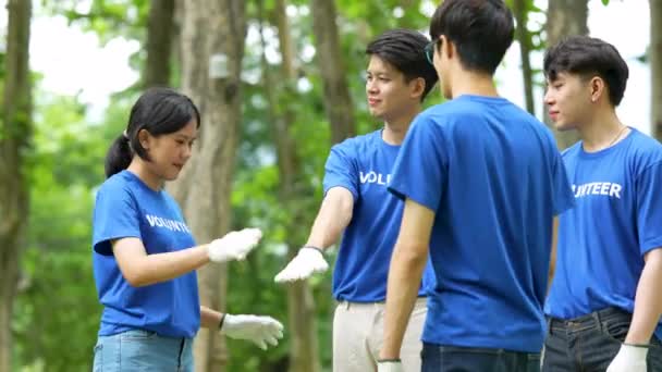 Νέοι Ασιάτες Εθελοντές Χαρούμενοι Και Γιορτάζουν Στο Πάρκο Οικολογία Φιλανθρωπική — Αρχείο Βίντεο