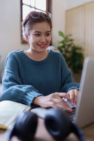 Ung Asiatisk Avslappnad Leende Vacker Kvinna Koppla Med Laptop Hemma — Stockfoto