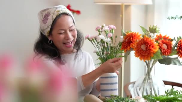 Startup Small Business Flower Shop Older Florist Putting Flower Vase — Stock Video