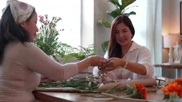 Memulai Bisnis Kecil Toko Bunga Wanita Muda Dan Tua Penjual — Stok Video