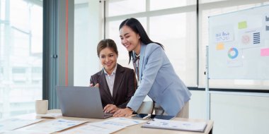 İş adamları danışmanı. Şirketlerin mali analizlerinden oluşan bir iş ekibi karlarını grafiğe döker. finans, strateji, buluşma kavramı.