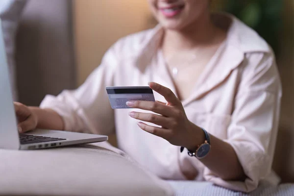 Досить Азіатська Жінка Купує Онлайн Кредитною Карткою Ноутбуком Сидячи Дивані — стокове фото