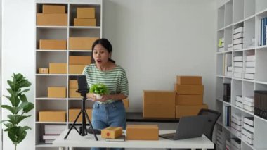 Küçük işletme sahipleri arka plan, e-ticaret, pazarlama, çevrimiçi dükkan, sme, girişimciler üzerinde canlı yayın ve paket.