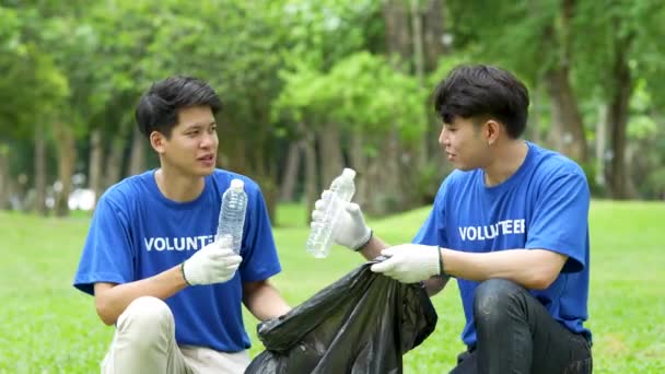 Jóvenes Voluntarios Asiáticos Con Bolsas Basura Limpiando Área Del Parque — Vídeo de stock