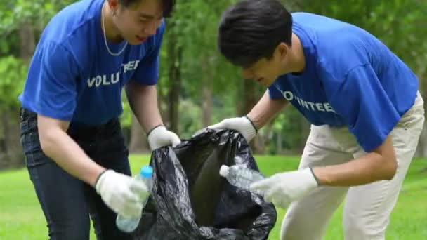 Mladí Asijští Dobrovolníci Pytli Odpadky Čištění Parku Ekologie Koncepce Charitativní — Stock video