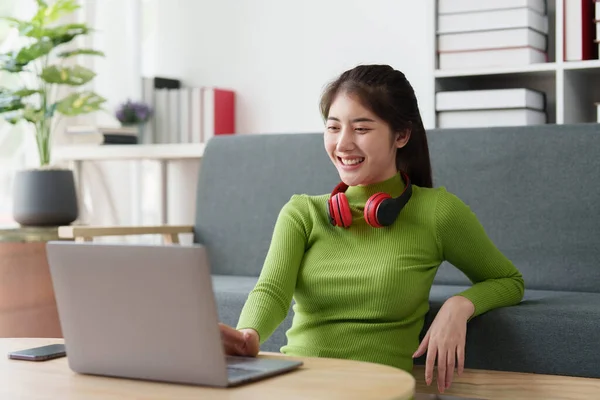 Jovem Asiático Relaxado Sorrindo Bonita Mulher Relaxante Com Laptop Casa — Fotografia de Stock