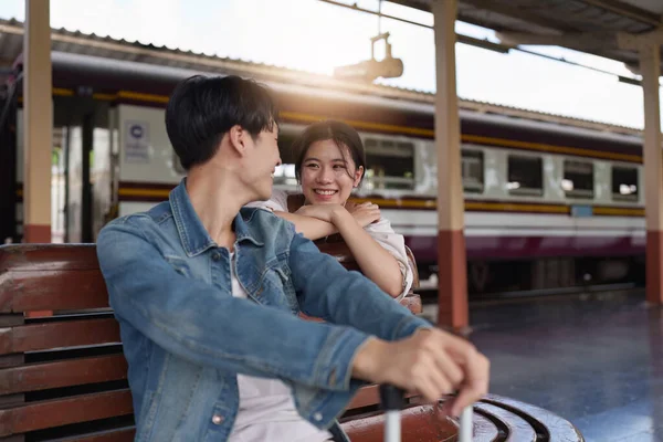 鉄道駅のアジアのカップルは幸せな瞬間を持っています 夏の観光と旅行 — ストック写真