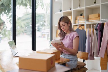 Ev ofisinde çalışan küçük ve orta büyüklükte bir serbest çalışan. Başlangıç ve Çevrimiçi KOBİ iş kavramı.