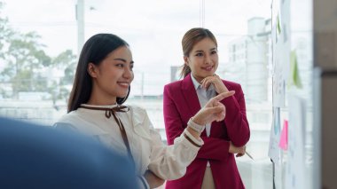 Çeşitli iş adamları uzun vadeli yatırımlar için elele ve işbirliği yapıyor ve mali verileri analiz ediyor.