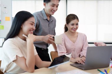 Genç geliştirici ve ui tasarımcısı beyin fırtınası arayüzü kablo tasarımı. Yaratıcı dijital geliştirme ajansı.