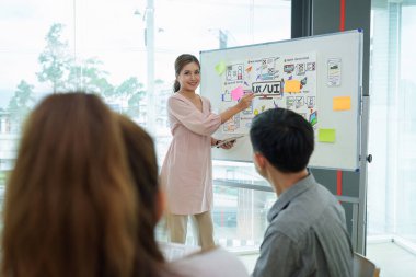 Genç geliştirici ve ui tasarımcısı beyin fırtınası arayüzü kablo tasarımı. Yaratıcı dijital geliştirme ajansı.