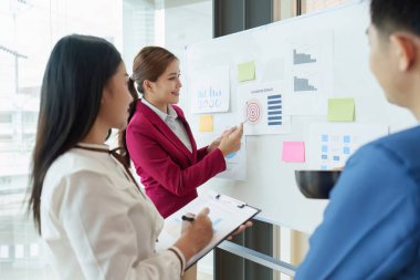 Çeşitli iş adamları uzun vadeli yatırımlar için elele ve işbirliği yapıyor ve mali verileri analiz ediyor.