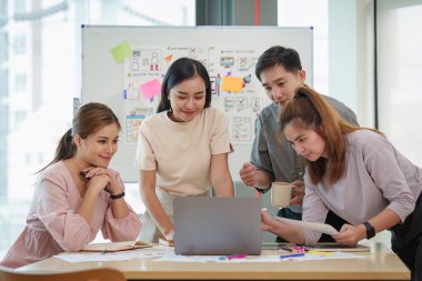 Genç geliştirici ve ui tasarımcısı beyin fırtınası arayüzü kablo tasarımı. Yaratıcı dijital geliştirme ajansı.