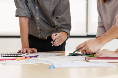 Geliştirici ve ui tasarımcısının beyin fırtınası arayüzü kablo geliştirme tasarımını kapat. Yaratıcı dijital geliştirme ajansı.