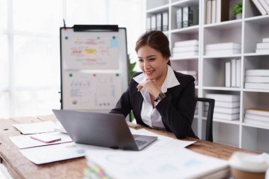 Dizüstü bilgisayarlı Güvenilir İş Kadını: Kurumsal Çevrede Başarı ve Mutluluğa Giden Yol