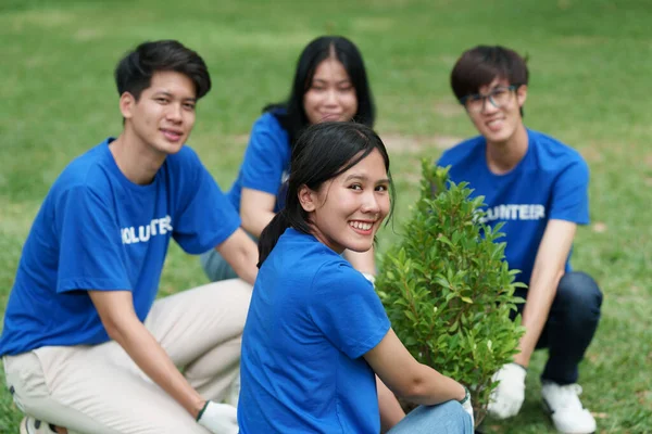 ごみ袋清掃公園エリアを持つ若いアジアのボランティア 生態学 慈善団体の概念 — ストック写真