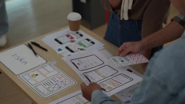 Närbild Utvecklare Och Designer Brainstorming Gränssnitt Wireframe Design Creative Digital — Stockvideo