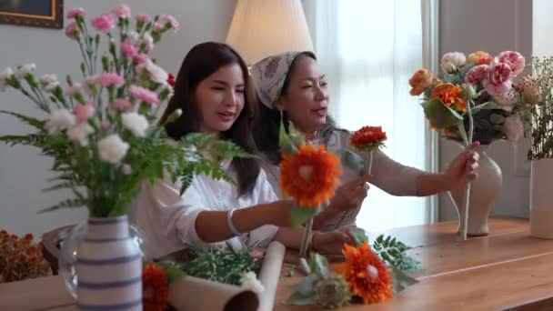 Start Kleinunternehmen Blumenladen Eine Junge Und Ältere Floristin Legt Eine — Stockvideo