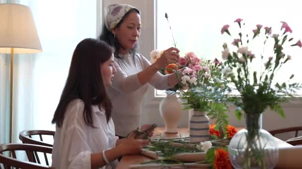 Puesta Marcha Pequeña Empresa Floristería Florista Mujer Joven Mayor Poniendo — Vídeo de stock