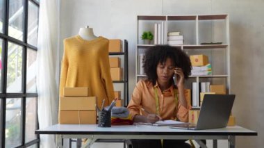 Tasarım stüdyosunda çalışan güzel, genç, Afro-Amerikan profesyonel stilist. moda tasarımcısı konsepti.