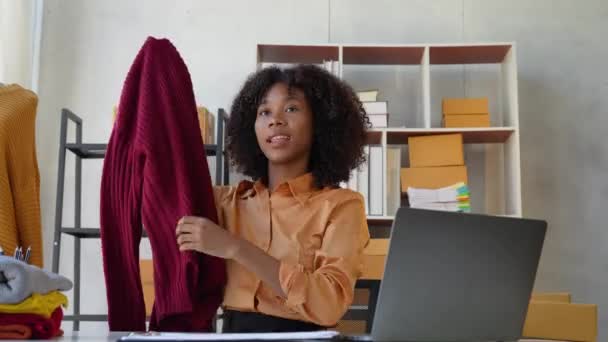 아름다운 아프리카 여성작은 사업을 합니다 온라인으로 소포를 배달하는 합니다 사업가 — 비디오