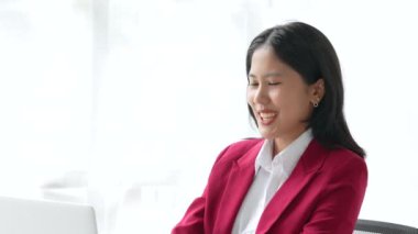 İş adamının laptopla yaptığı video görüşmesi var. Toplantı, çevrimiçi kavram tartışması.