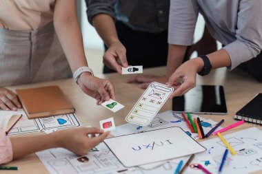 Geliştirici ve ui tasarımcısının beyin fırtınası arayüzü kablo geliştirme tasarımını kapat. Yaratıcı dijital geliştirme ajansı.