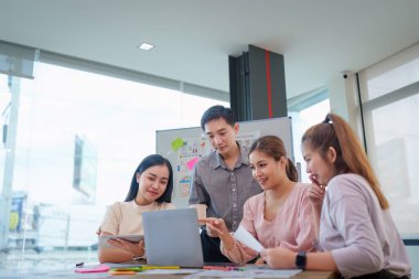 Genç geliştirici ve ui tasarımcısı beyin fırtınası arayüzü kablo tasarımı. Yaratıcı dijital geliştirme ajansı.