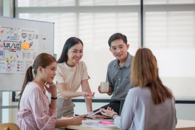 Genç geliştirici ve ui tasarımcısı beyin fırtınası arayüzü kablo tasarımı. Yaratıcı dijital geliştirme ajansı.