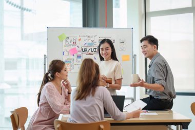 Genç geliştirici ve ui tasarımcısı beyin fırtınası arayüzü kablo tasarımı. Yaratıcı dijital geliştirme ajansı.