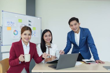 Çeşitli iş adamları uzun vadeli yatırımlar için elele ve işbirliği yapıyor ve mali verileri analiz ediyor.