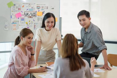Genç geliştirici ve ui tasarımcısı beyin fırtınası arayüzü kablo tasarımı. Yaratıcı dijital geliştirme ajansı.