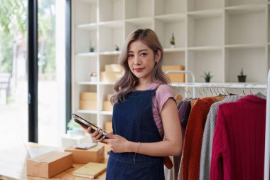 Ev ofisinde çalışan küçük ve orta büyüklükte bir serbest çalışan. Başlangıç ve Çevrimiçi KOBİ iş kavramı.