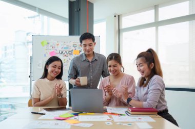 Genç geliştirici ve ui tasarımcısı beyin fırtınası arayüzü kablo tasarımı. Yaratıcı dijital geliştirme ajansı.