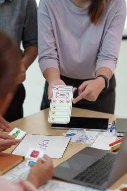 Geliştirici ve ui tasarımcısının beyin fırtınası arayüzü kablo geliştirme tasarımını kapat. Yaratıcı dijital geliştirme ajansı.