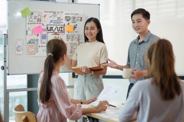 Genç geliştirici ve ui tasarımcısı beyin fırtınası arayüzü kablo tasarımı. Yaratıcı dijital geliştirme ajansı.