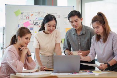 Genç geliştirici ve ui tasarımcısı beyin fırtınası arayüzü kablo tasarımı. Yaratıcı dijital geliştirme ajansı.