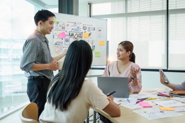Genç geliştirici ve ui tasarımcısı beyin fırtınası arayüzü kablo tasarımı. Yaratıcı dijital geliştirme ajansı.