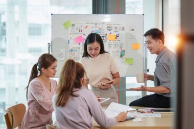 Genç geliştirici ve ui tasarımcısı beyin fırtınası arayüzü kablo tasarımı. Yaratıcı dijital geliştirme ajansı.