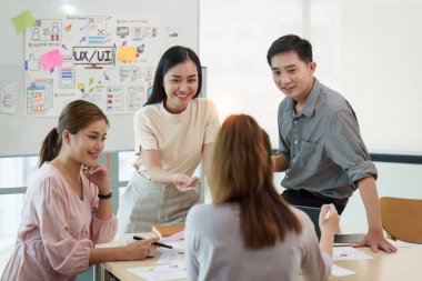 Genç geliştirici ve ui tasarımcısı beyin fırtınası arayüzü kablo tasarımı. Yaratıcı dijital geliştirme ajansı.