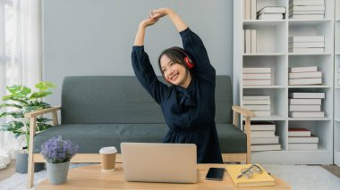 Genç Asyalı kadın rahatla. Çalışmadan sonra kollarını açıyorsun..